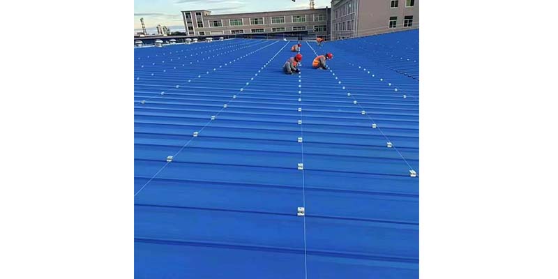 Non-penetrating standing seam clamp for solar panels