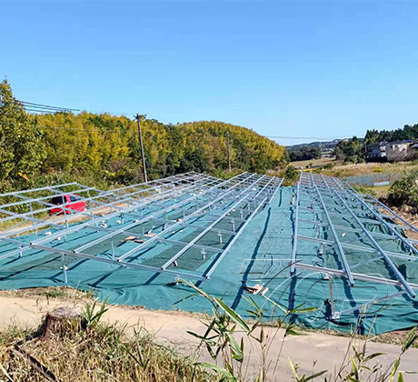 Sistema de montagem de suporte solar com tapete anti-relva